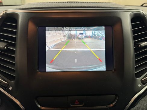 Used 2019 Jeep Cherokee Latitude Plus FWD image 20