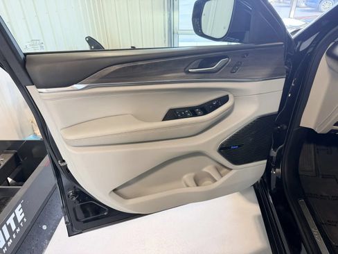 Used 2022 Jeep Grand Cherokee L Overland w/ Luxury Tech Group IV AWD/4WD image 8
