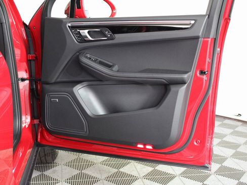 Used 2025 Porsche Macan image 37