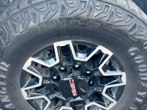Used 2025 GMC Sierra 2500 AT4X AWD/4WD image 13
