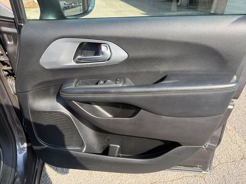 Used 2019 Chrysler Pacifica Touring-L w/ Advanced Safetytec Group FWD image 25