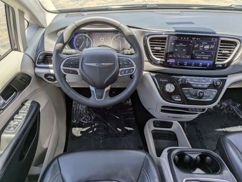 Used 2023 Chrysler Pacifica Touring-L FWD image 19