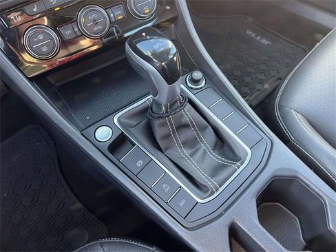 Used 2023 Volkswagen Jetta SE w/ Panoramic Sunroof Package image 18