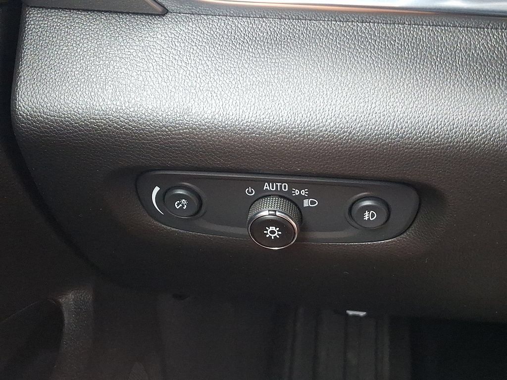 Certified 2021 Chevrolet Traverse LT FWD image 23