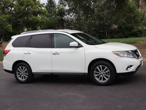 Used 2016 Nissan Pathfinder SV AWD/4WD image 2