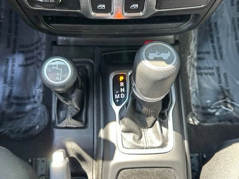 Used 2021 Jeep Wrangler Sport AWD/4WD image 38