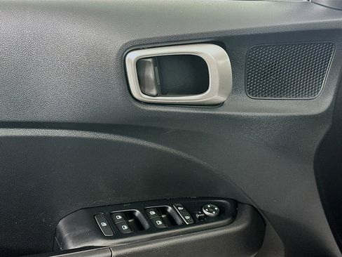 Used 2025 Hyundai Venue SEL FWD image 15