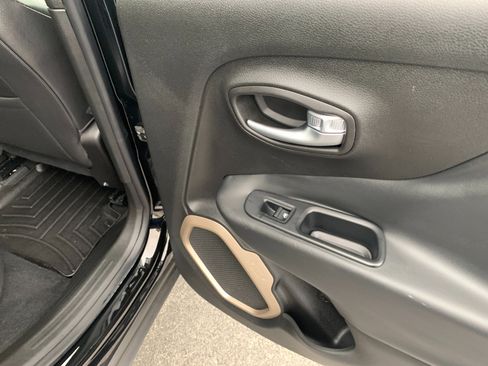 Used 2017 Jeep Renegade Limited image 34