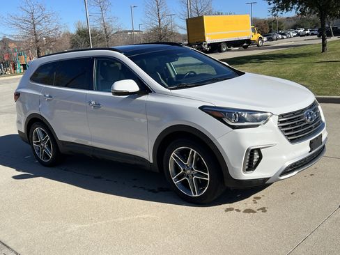 Used 2017 Hyundai Santa Fe SE Ultimate image 2