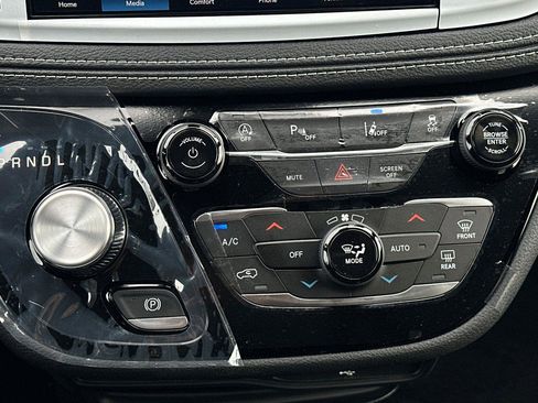 New 2026 Chrysler Pacifica Select image 18