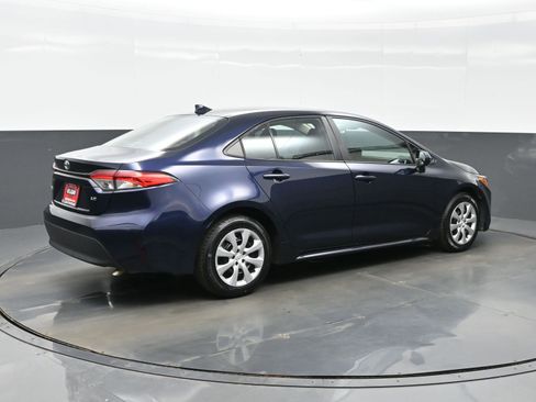Used 2025 Toyota Corolla LE image 6