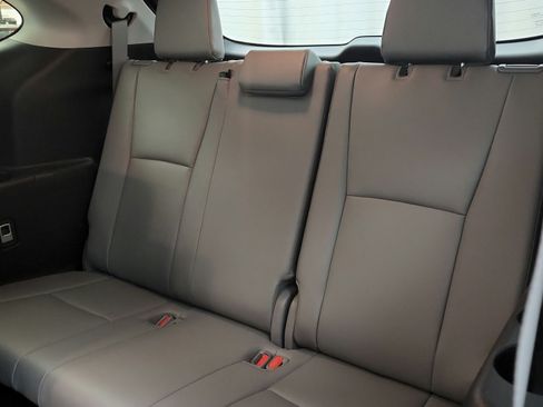 Used 2023 Toyota Highlander XLE AWD/4WD image 28