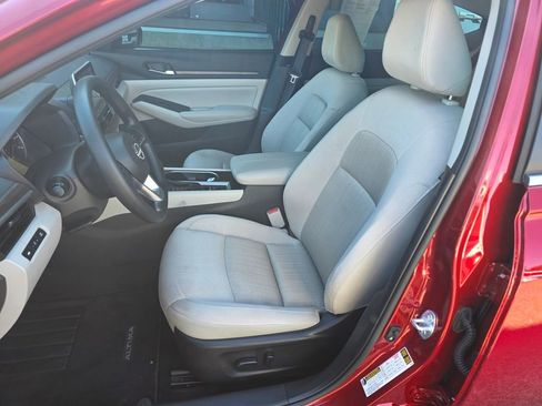 Used 2024 Nissan Altima 2.5 SV image 7