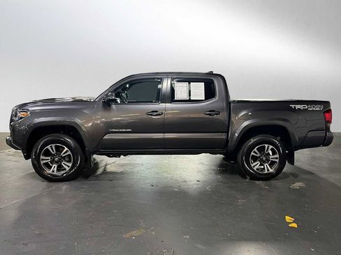 Used 2018 Toyota Tacoma TRD Sport AWD/4WD image 6