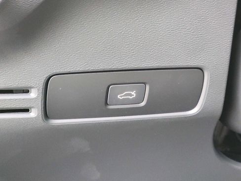 Used 2025 Volvo XC40 B5 Ultra w/ Protection Package Premier image 23