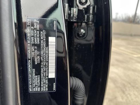 Certified 2025 Volvo XC40 B5 Core image 32