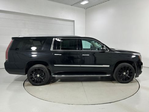 Used 2019 Cadillac Escalade ESV Luxury AWD/4WD image 45