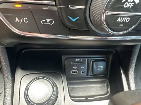 Used 2017 Jeep Cherokee Limited AWD/4WD image 26