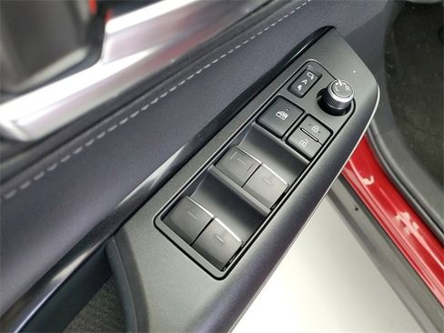 Used 2022 Toyota Venza LE image 22