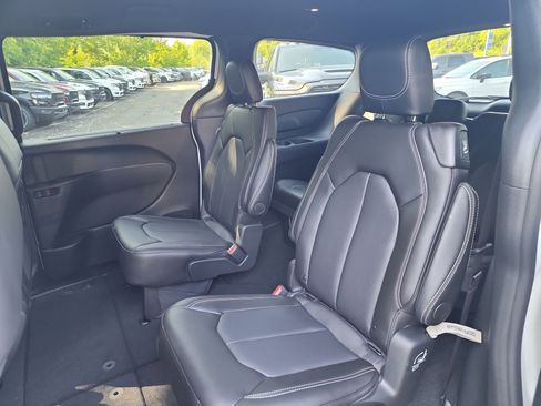 New 2026 Chrysler Pacifica Select image 12