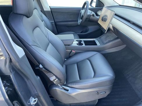 Used 2022 Tesla Model Y Long Range image 44