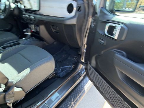 Used 2025 Jeep Gladiator Sport image 19