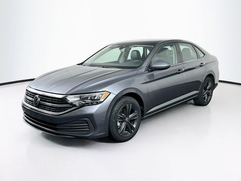 Used 2022 Volkswagen Jetta SE w/ Panoramic Sunroof Package FWD image 3