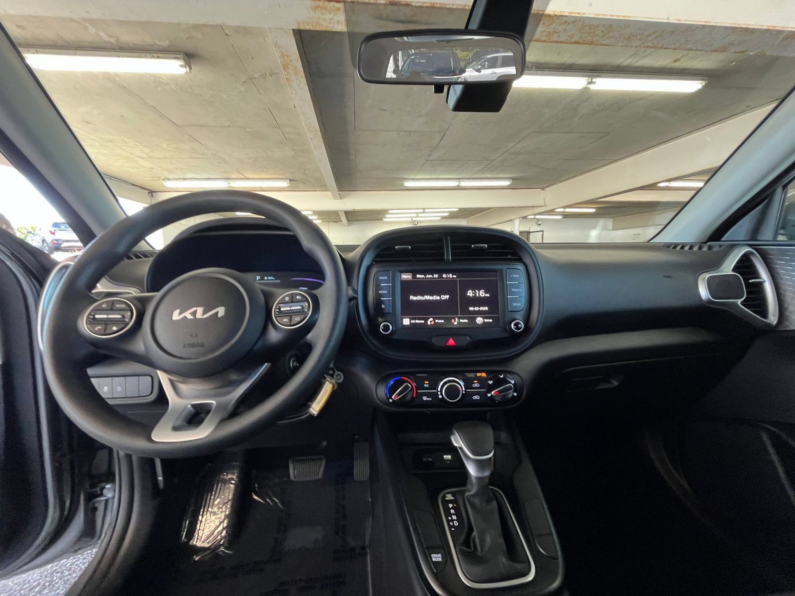 Used 2025 Kia Soul LX w/ LX Technology Package FWD image 32