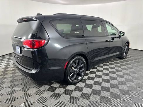 Certified 2018 Chrysler Pacifica Touring-L w/ Premium Audio Group FWD image 9