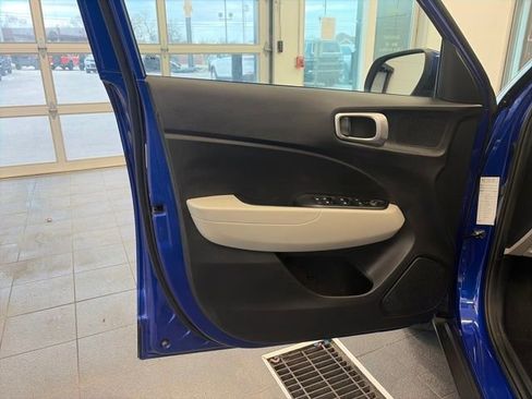 Used 2025 Hyundai Venue SEL FWD image 23