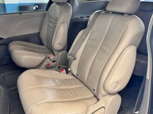 Used 2011 Toyota Sienna XLE w/ Entertainment Pkg FWD image 13