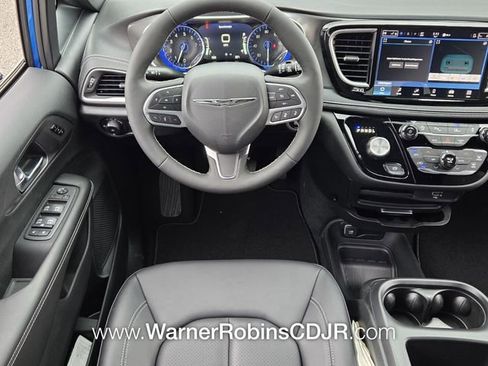 New 2026 Chrysler Pacifica Select image 7