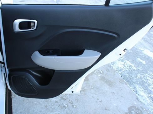 Used 2020 Hyundai Venue SEL image 21