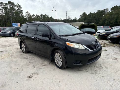 Used 2012 Toyota Sienna LE image 2