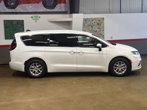 Used 2023 Chrysler Pacifica Touring-L FWD image 59