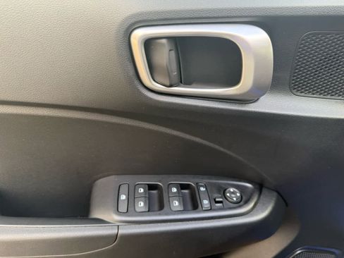 Used 2025 Hyundai Venue SEL FWD image 12