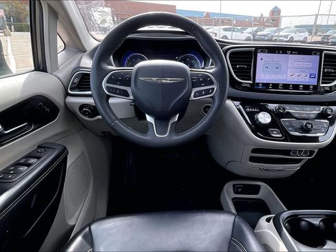 Used 2023 Chrysler Pacifica Touring-L image 14