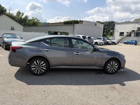 Used 2025 Nissan Altima 2.5 SV FWD image 3
