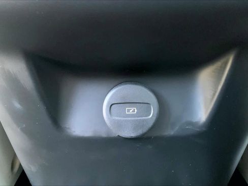 Used 2022 Volvo XC60 B5 Momentum w/ Protection Package Premier image 34