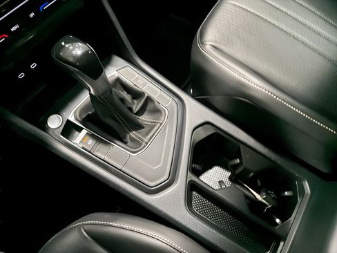 Used 2022 Volkswagen Tiguan SE w/ Panoramic Sunroof Package FWD image 23
