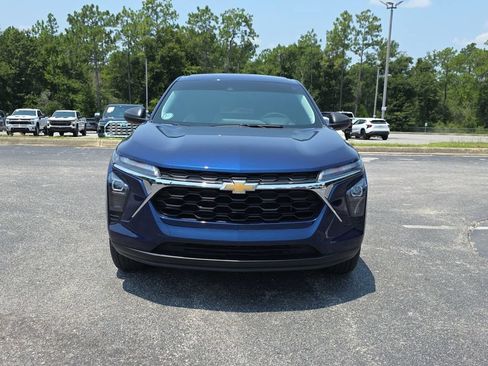 Used 2024 Chevrolet Trax LS w/ Driver Confidence Package FWD image 2