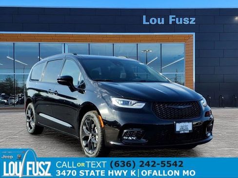 New 2026 Chrysler Pacifica Limited w/ S Appearance Package AWD/4WD image 1
