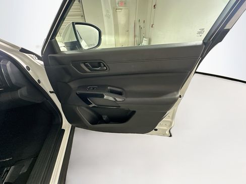 Used 2025 Nissan Pathfinder SV FWD image 33