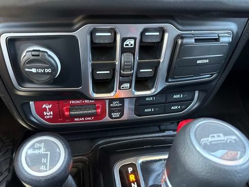 Used 2025 Jeep Gladiator Rubicon w/ Convenience Group AWD/4WD image 31