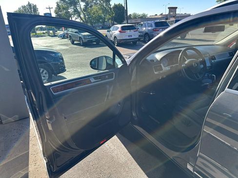 Used 2014 Volkswagen Touareg TDI AWD/4WD image 6