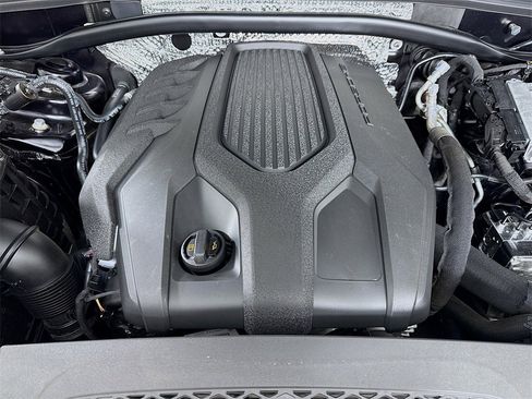 Certified 2025 Porsche Macan image 33