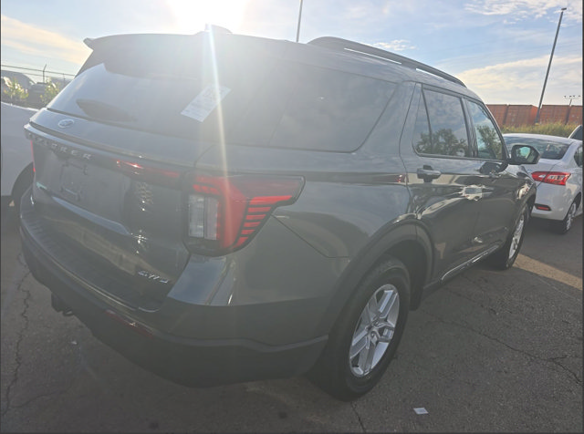 Used 2025 Ford Explorer Active AWD/4WD image 2