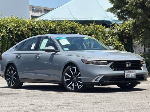 Used 2023 Honda Accord Touring image 2