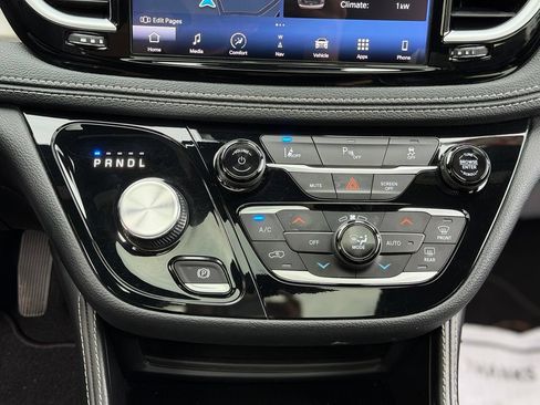 Used 2023 Chrysler Pacifica Limited w/ S Appearance Package FWD image 15