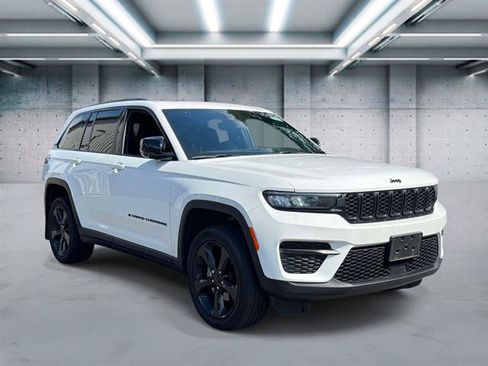 Used 2023 Jeep Grand Cherokee Altitude AWD/4WD image 2